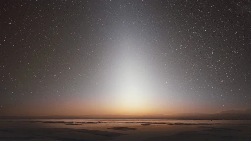 Zodiacal Light là gì nguồn gốc từ bụi vũ trụ