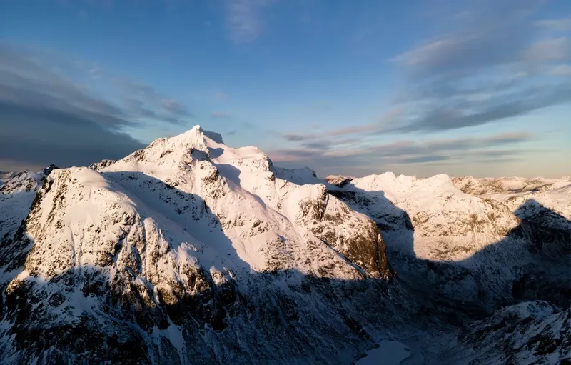 Núi có bóng hình chóp ở dãy Himalayas