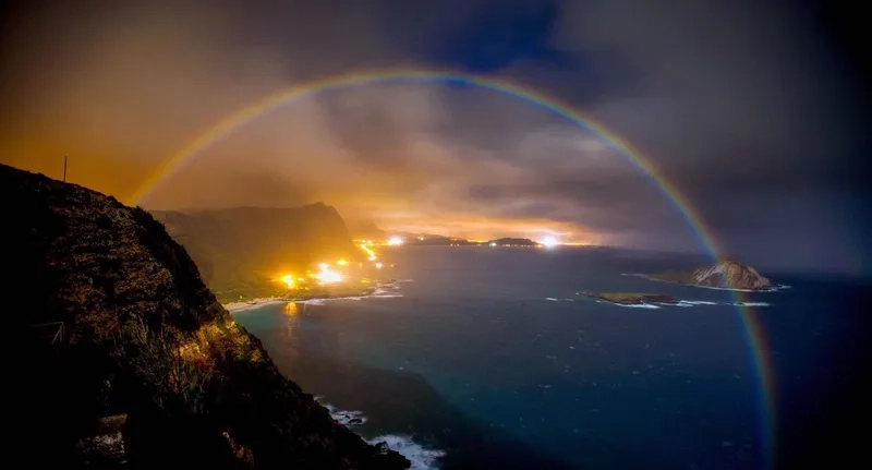 Cầu vồng ban đêm với dải màu trắng