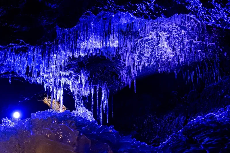 Chiêm ngưỡng hang động băng thần bí giữa núi tuyết