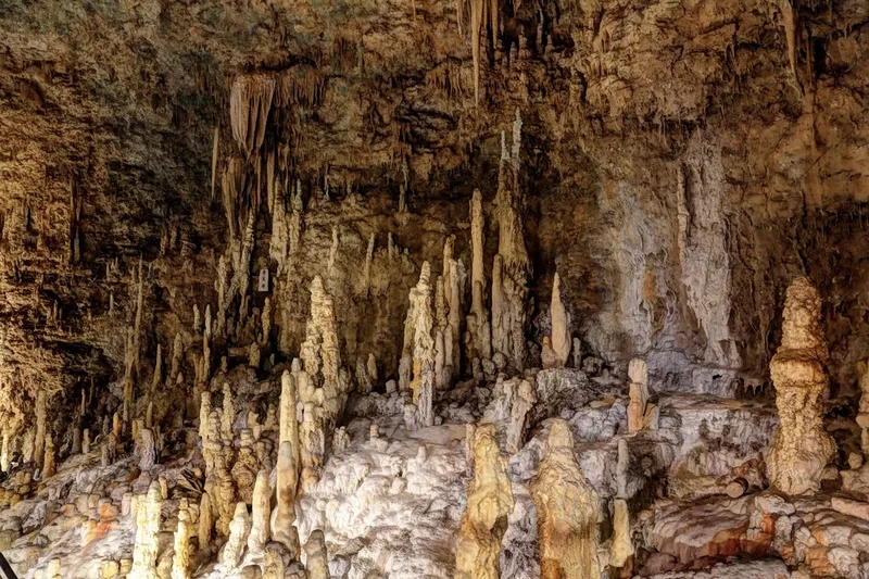 Khám phá vẻ đẹp hang động đá vôi đẹp tuyệt mỹ
