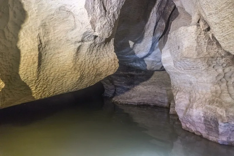 Hành trình khám phá khám phá hang động đá vôi
