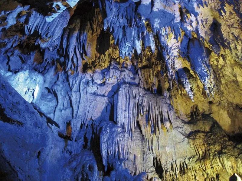 Thám hiểm hang động đá vôi ngầm bí ẩn