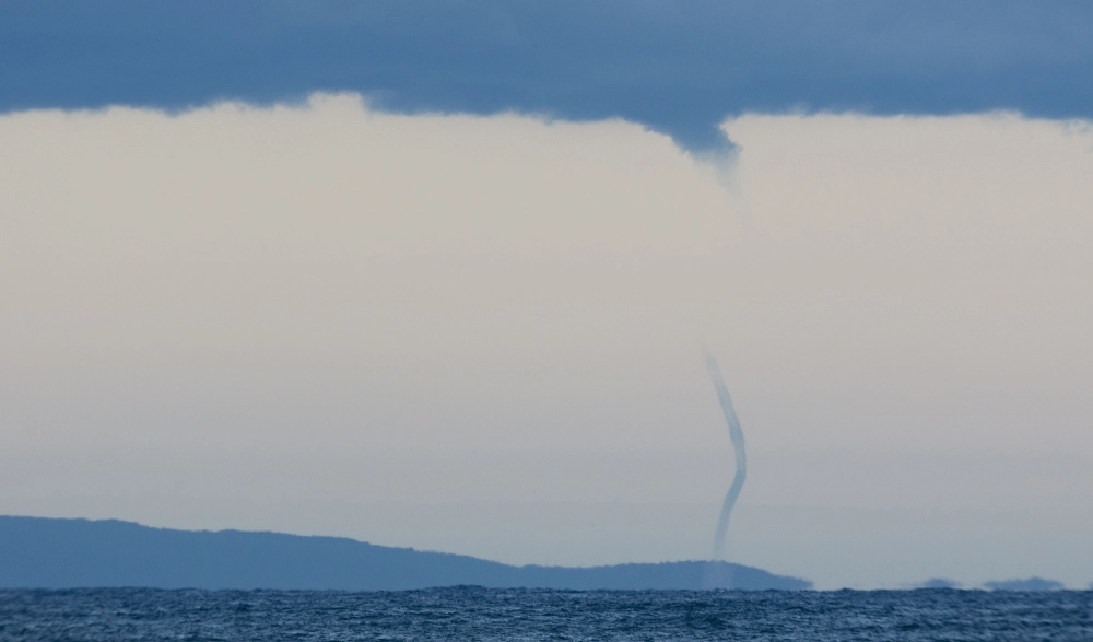 Hình ảnh hậu quả lốc xoáy để lại cảnh hoang tàn