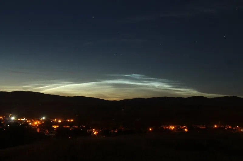 Thời điểm xem mây dạ quang vào mùa hè
