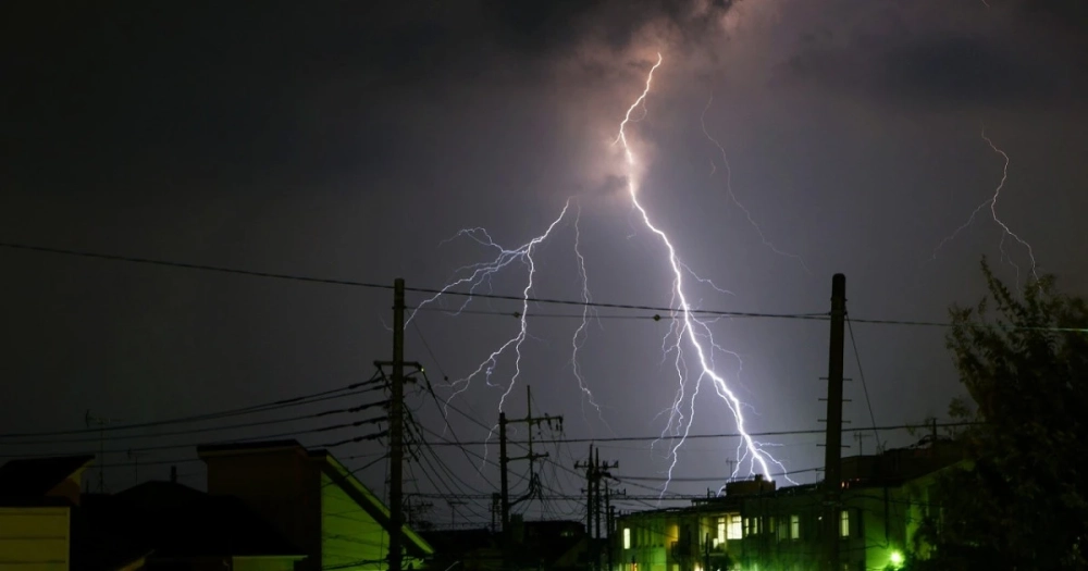 Sấm sét tiếng anh là lightning thunder đầy uy lực