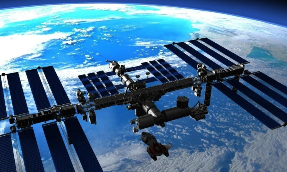 Trạm vũ trụ iss đi qua vùng cực quang rực rỡ màu sắc