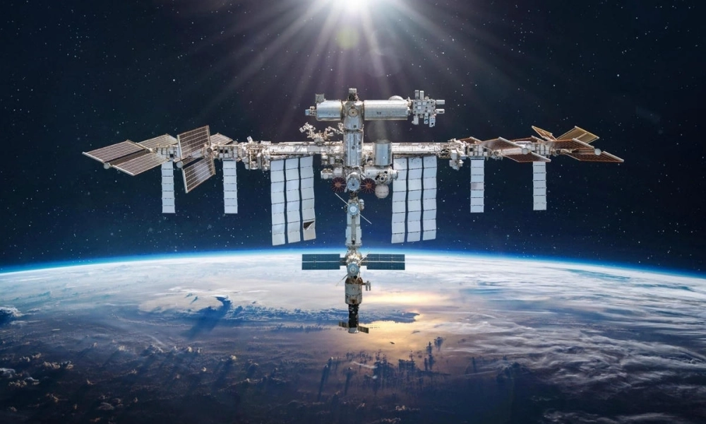 Hình ảnh trạm vũ trụ quốc tế iss bay trên nền trái đất xanh
