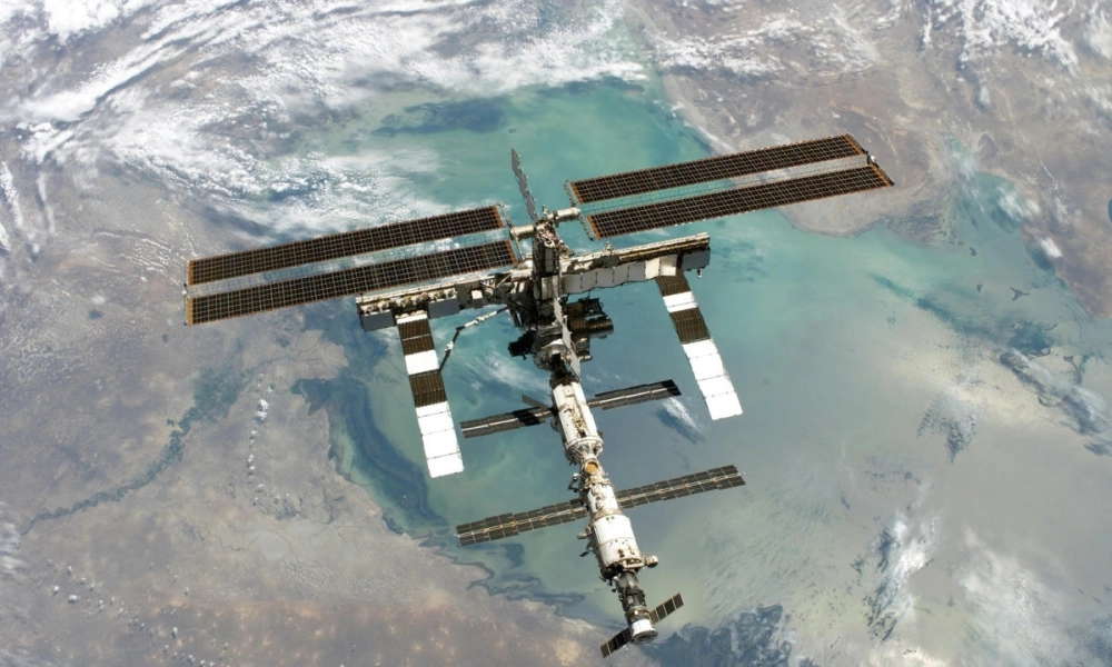 Cánh tay robot canadarm2 đang làm việc bên ngoài trạm iss