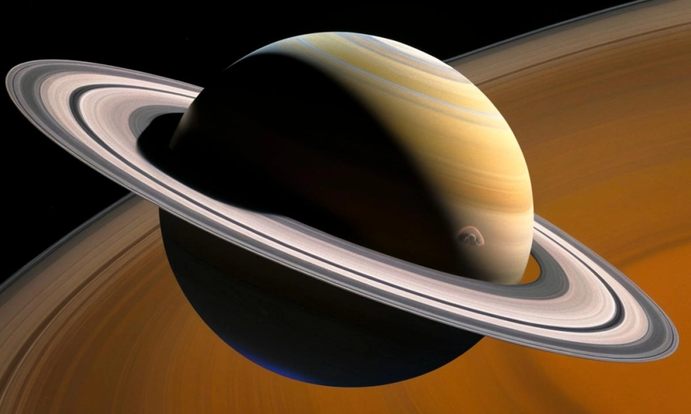 Sao Thổ và mặt trăng Titan nhìn từ tàu vũ trụ Cassini