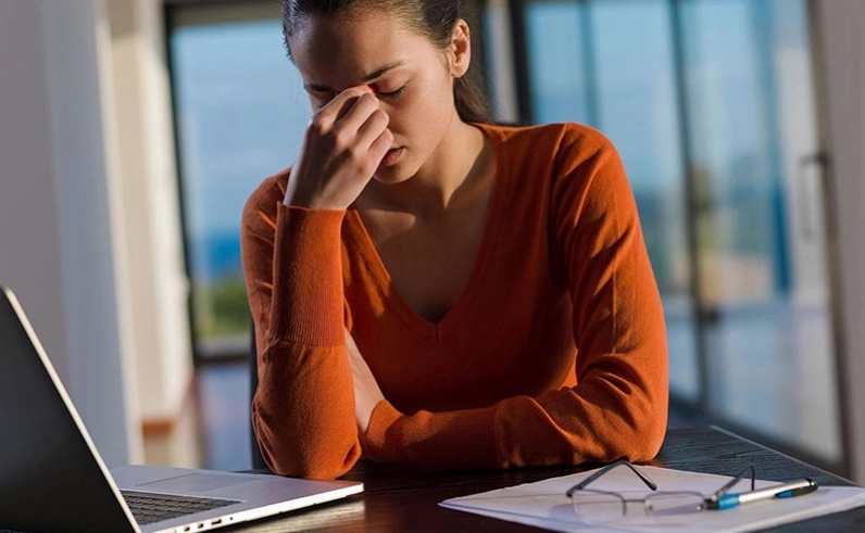 Ánh sáng xanh từ màn hình máy tính gây mỏi mắt