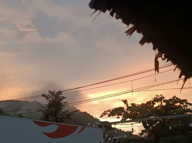 Bầu trời Hà Nội vàng rực kỳ lạ, xuất hiện cầu vồng từ sáng sớm- Ảnh 8
