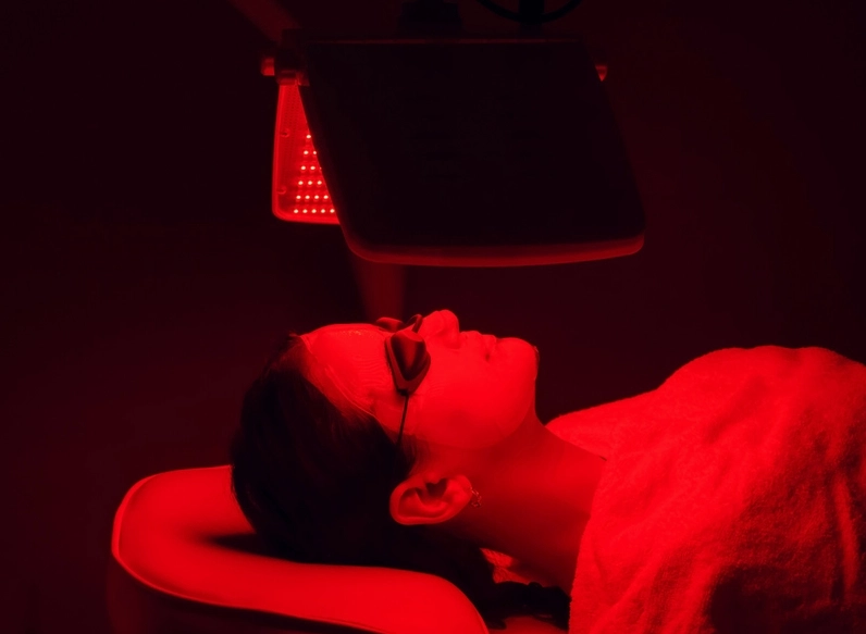 Công nghệ chiếu ánh sáng xanh lá có tác dụng gì trong điều trị da liễu 3