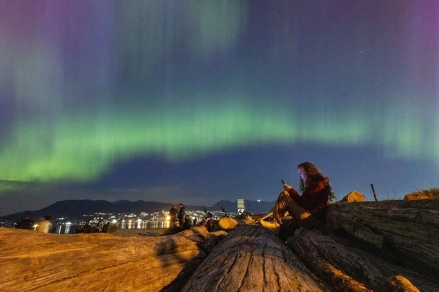 Cực quang xanh trên bãi biển Jericho Vancouver Canada ngày 10/5/2024