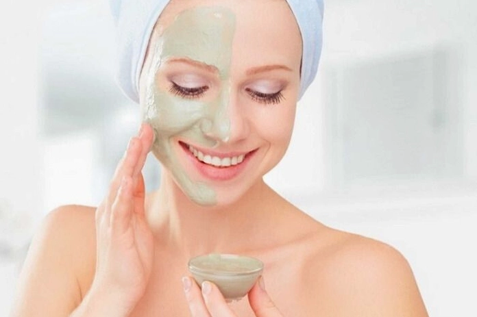 Đám mây tro núi lửa lan rộng từ miệng núi lửa phun trào