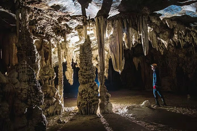 Hình ảnh khám phá Tú Làn 3N2Đ trong hang động karst
