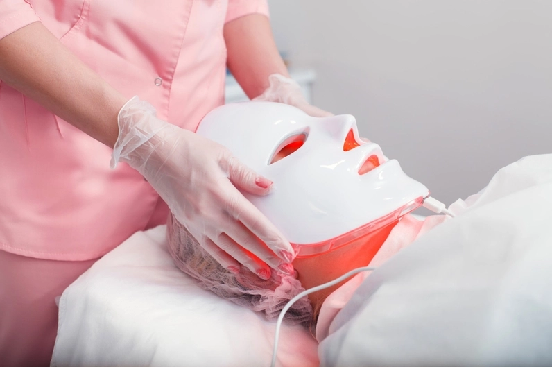 Hình ảnh minh họa khác biệt giữa ánh sáng đỏ và xanh tím