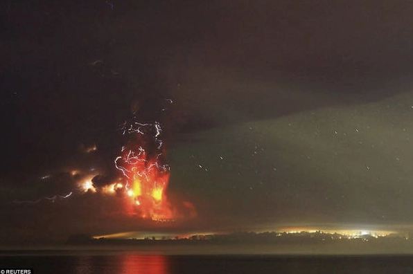 Khói sét nham thạch trên núi lửa Calbuco kèm cột tro