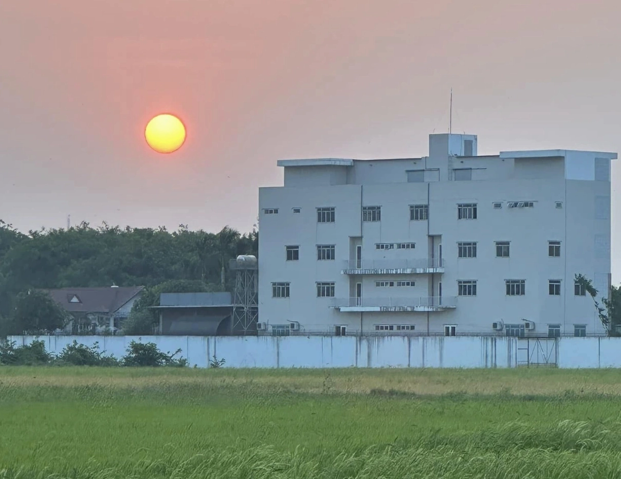 Mặt trời đỏ rực kỳ lạ ở Hải Phòng - Ảnh 2