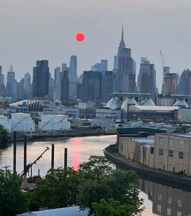 Mặt trời màu đỏ rực ở New York Mỹ