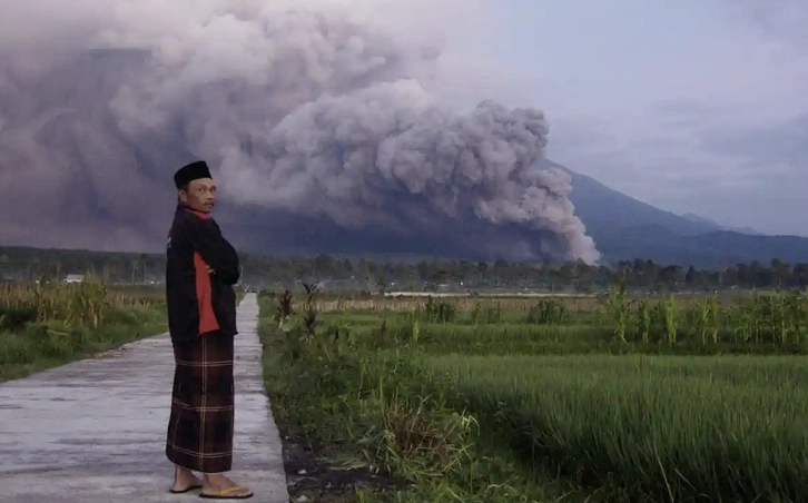 Núi lửa Semeru phun cột khói cao 1,5km