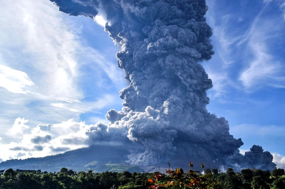 Núi lửa Sinabung phun trào như thảm họa phim ảnh