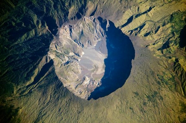 Núi lửa Tambora phun trào tạo cột tro khổng lồ