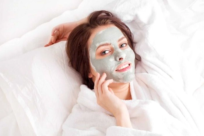 Tro núi lửa lắng đọng dày đặc trên mặt đất và cây cối