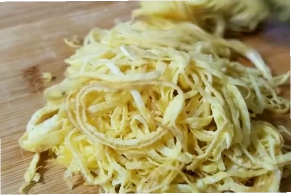 Kỹ thuật tráng trứng gà thật mỏng trên chảo chống dính