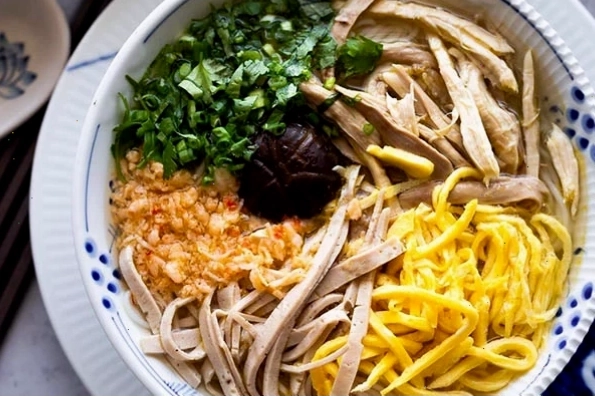 Trình bày các nguyên liệu bún thang vào bát tô một cách chỉn chu
