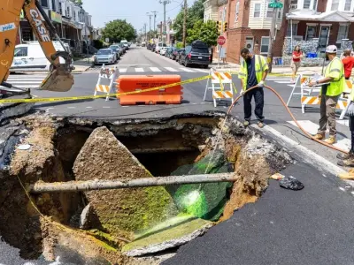 Khám phá hố sụt kỳ thú giữa cảnh quan địa chất độc đáo