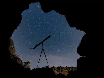 Hình ảnh kính viễn vọng không gian Hubble và James Webb