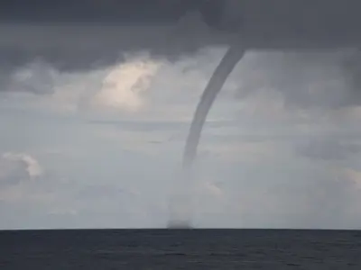 Ảnh vòi rồng hút nước bí ẩn gây chấn động vùng biển